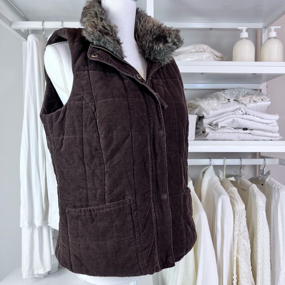 Charter Club Brown  Puffer Vest.  Sz. Petite Medium Item #0230 - Picture 7 of 11